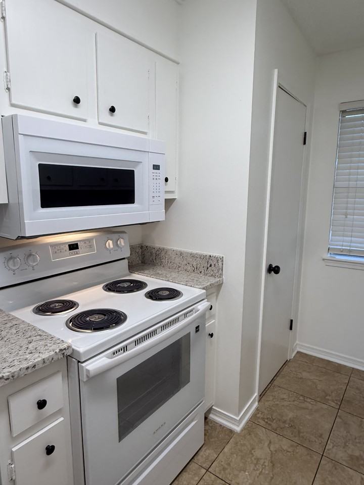 100 Dee Ann Dr #2 - Photo 4 of 16