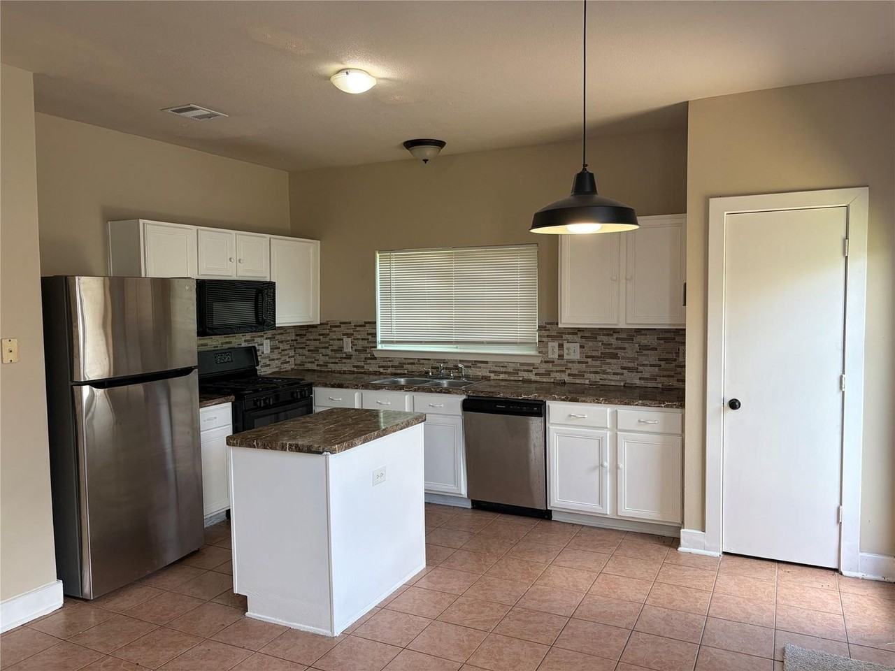 11736 Chanteloup Dr - Photo 5 of 24