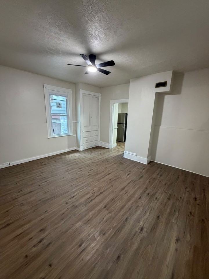 1607 Lynn Ave - Photo 2 of 10