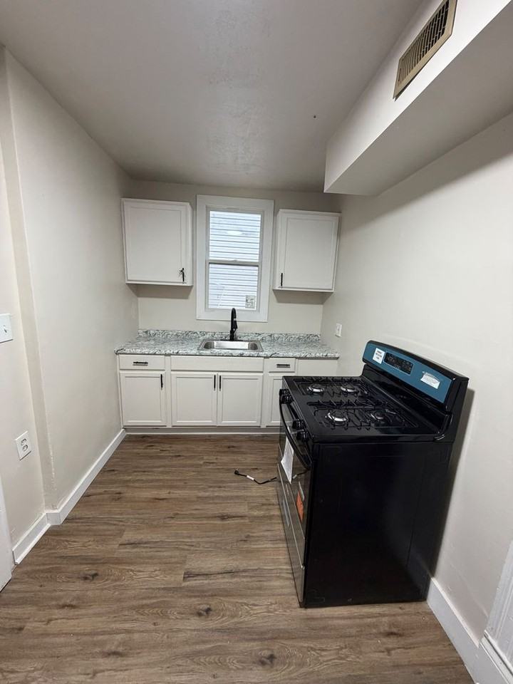 1607 Lynn Ave - Photo 3 of 10