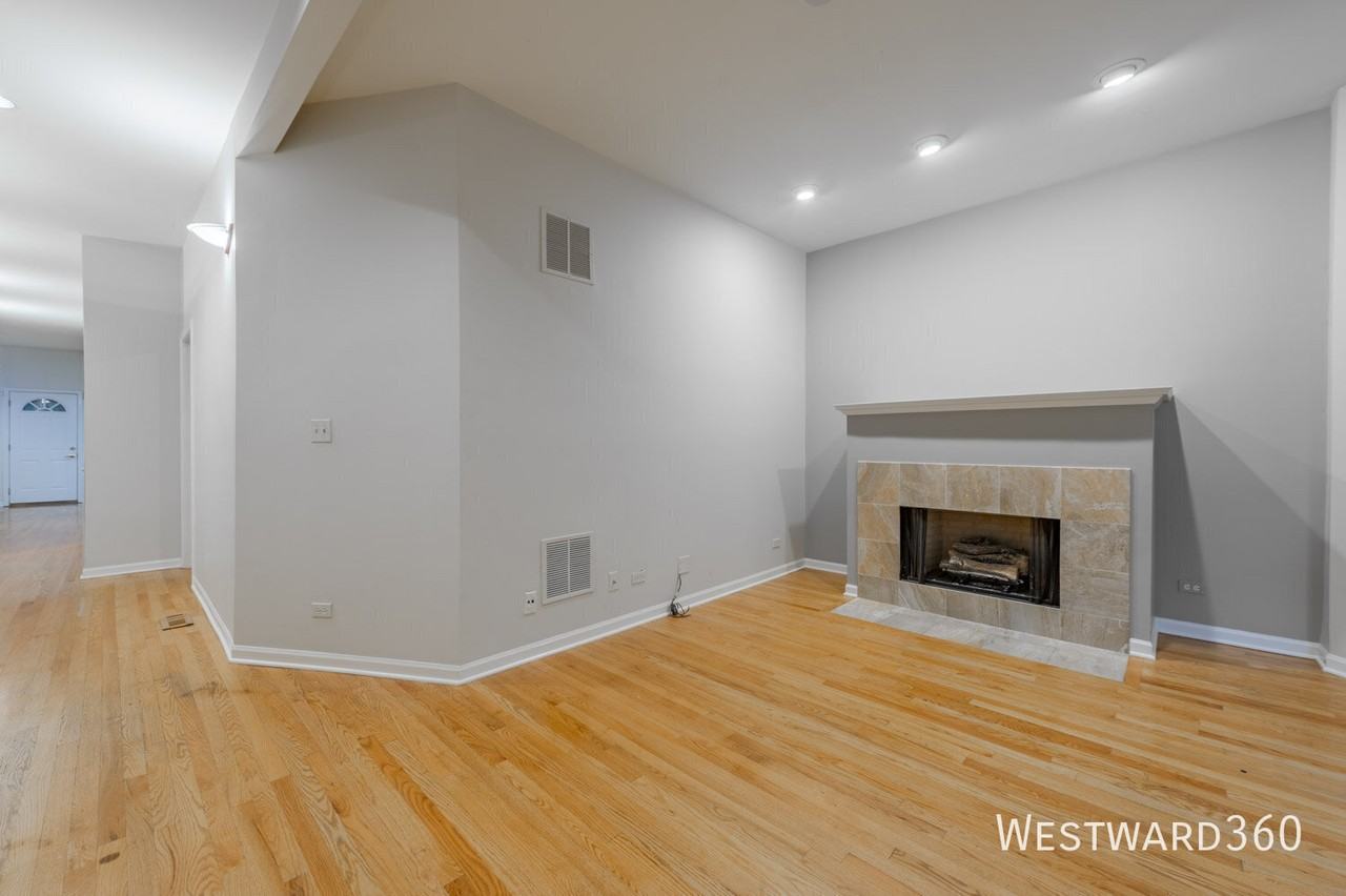 1017 W Dakin St #1 - Photo 4 of 32