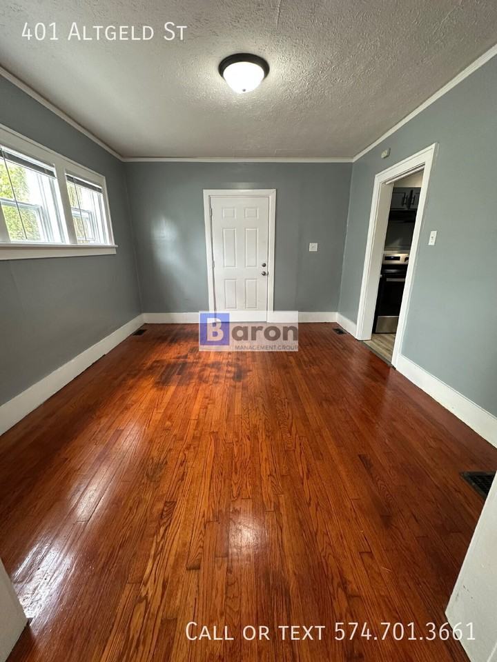 401 Altgeld St - Photo 6 of 17