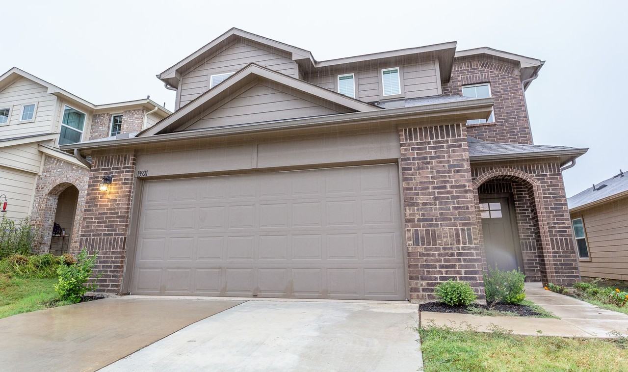 13921 Heywood Dr - Photo 3 of 28