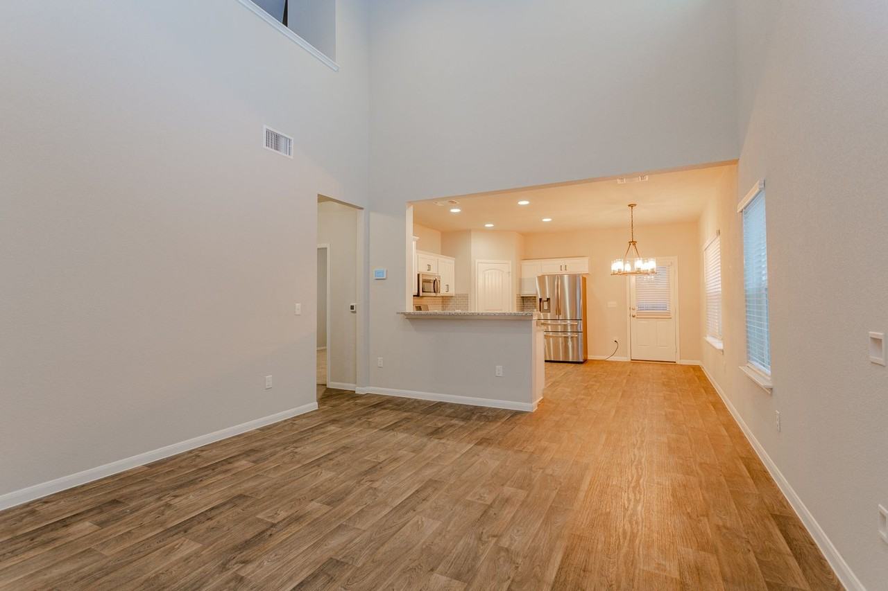 13921 Heywood Dr - Photo 4 of 28