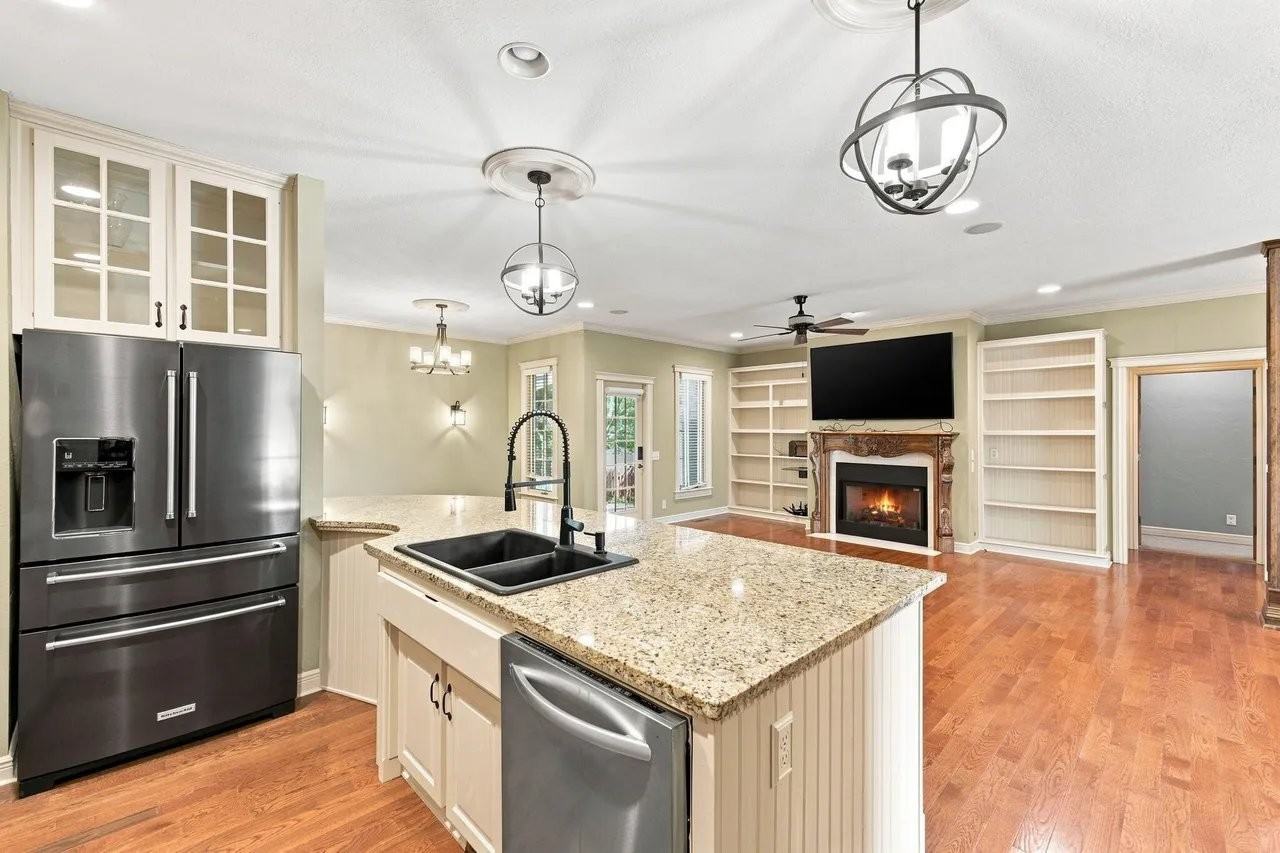 879 E Westchester Dr - Photo 5 of 20