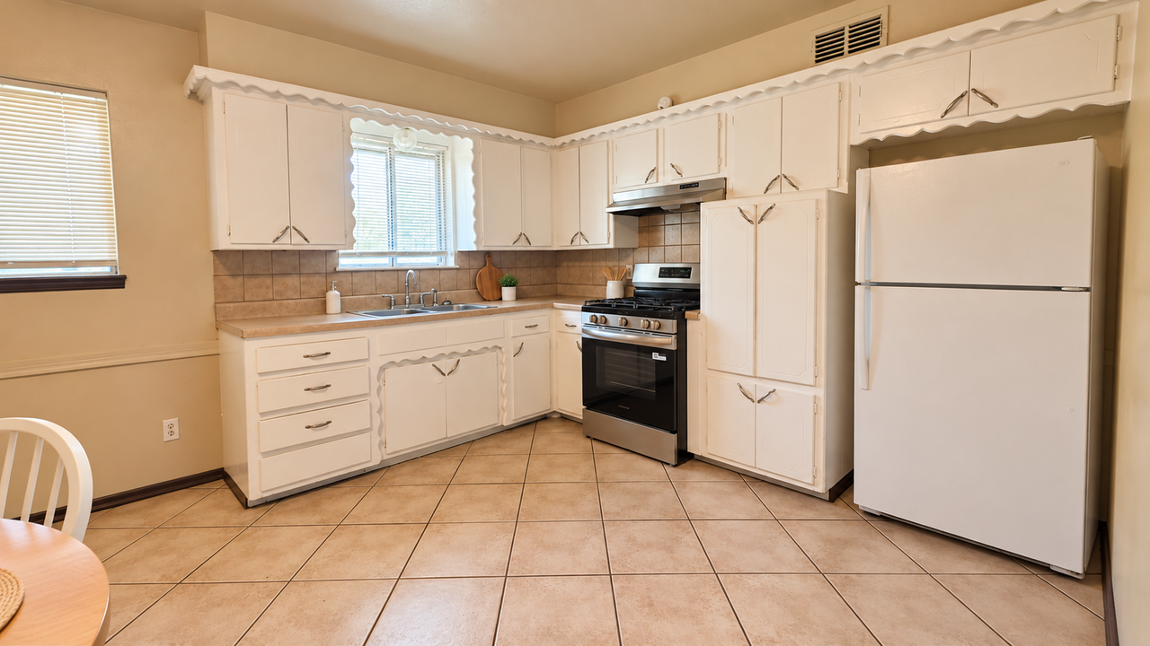 1409 Sw 60th St #1 - Photo 4 of 14