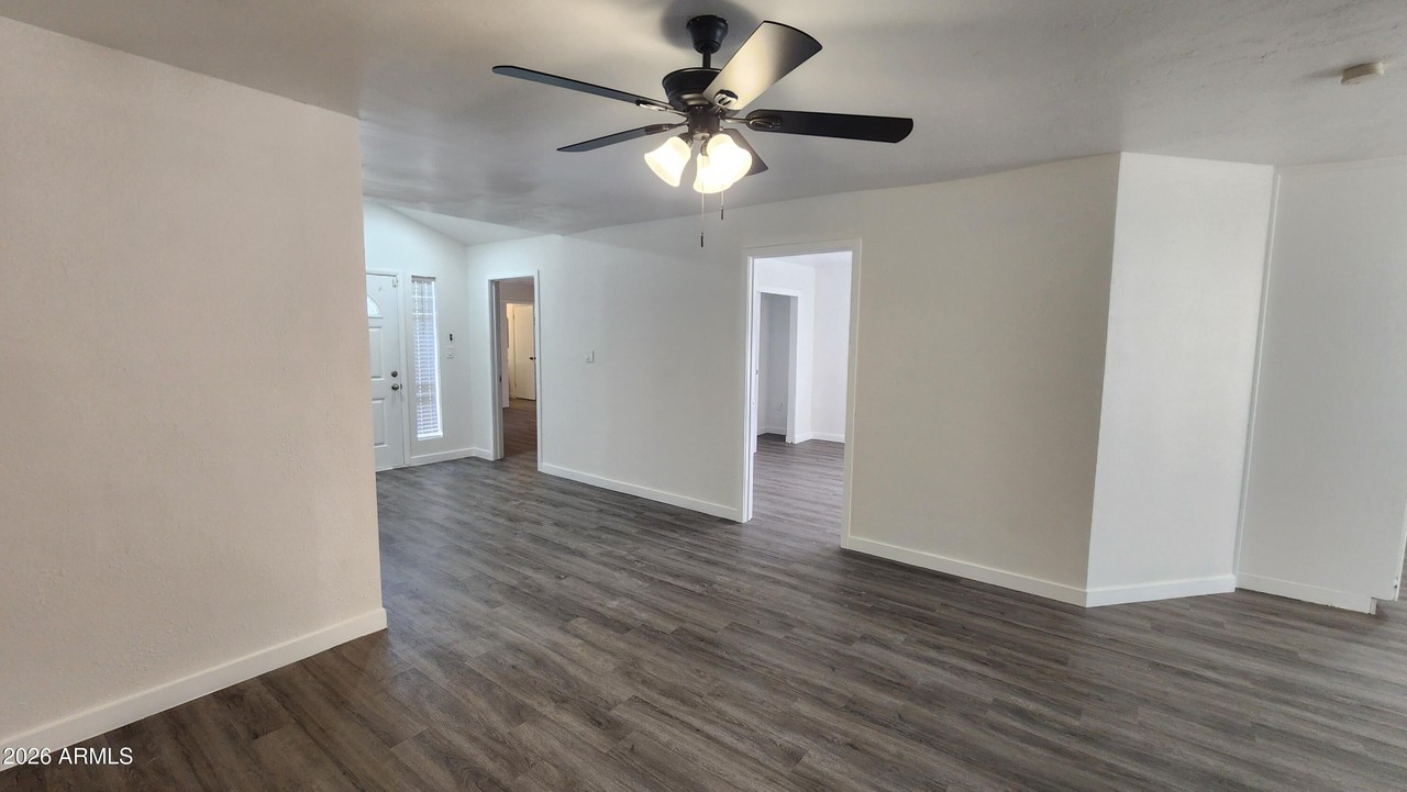 8926 N 55th Ave - Photo 4 of 12