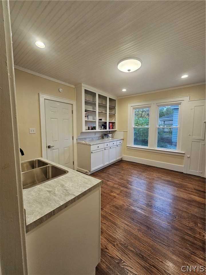 494 Coventry Ave - Photo 4 of 17