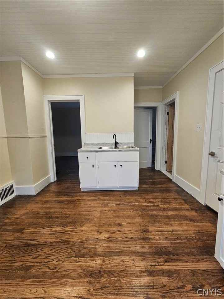 494 Coventry Ave - Photo 5 of 17