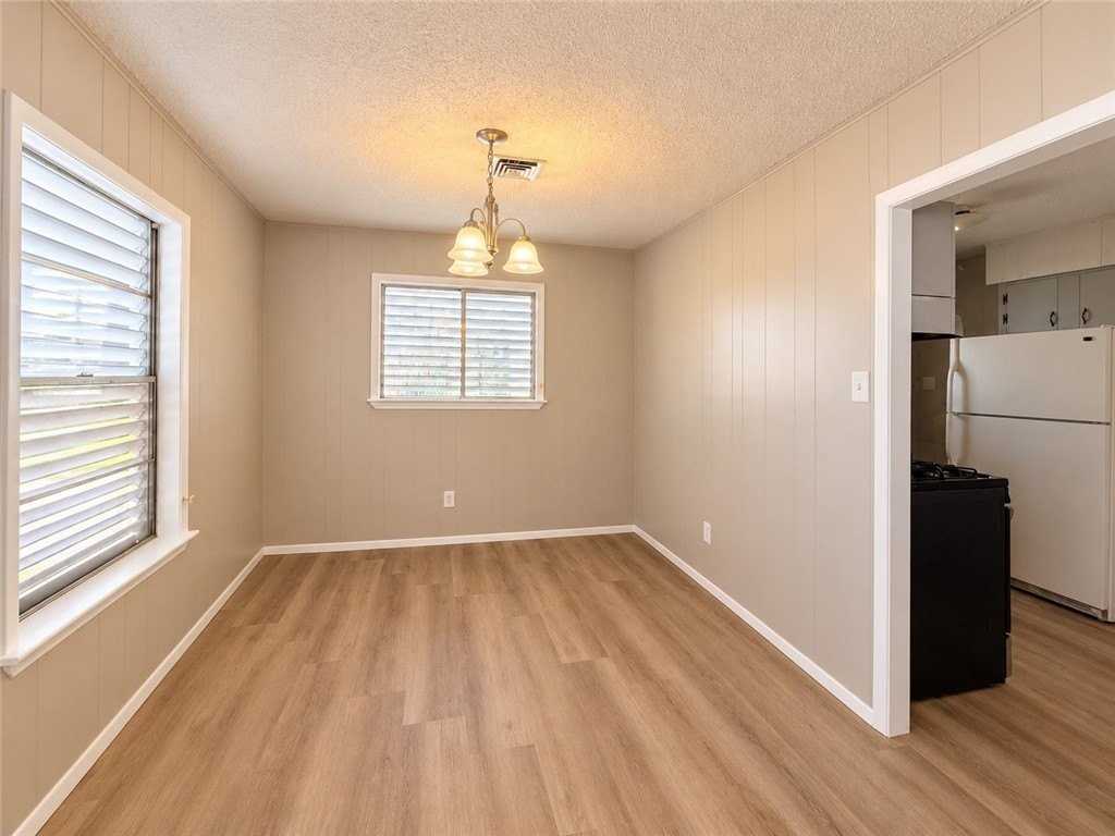 2025 Yale St - Photo 4 of 14