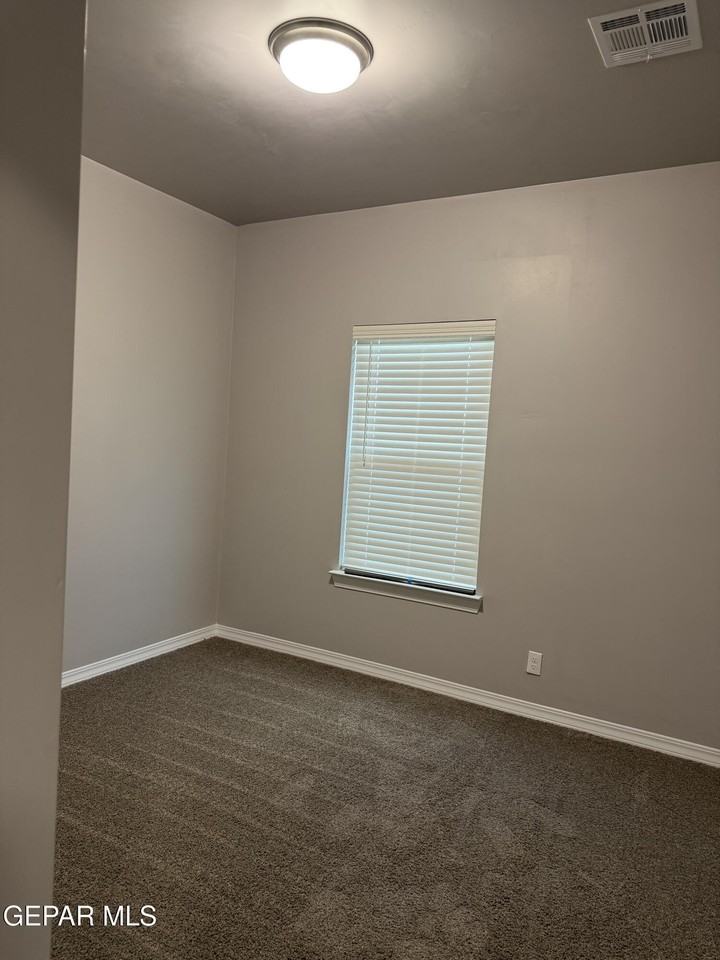 300 Sol Ct - Photo 7 of 32