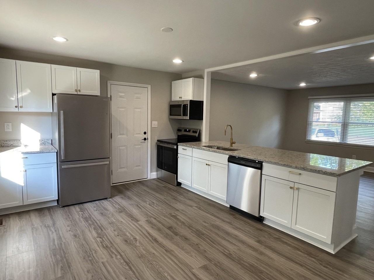 3255 Sutherland Dr - Photo 3 of 23