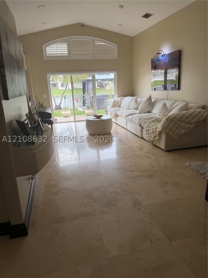 5032 Sw 34th Ter - Photo 2 of 10