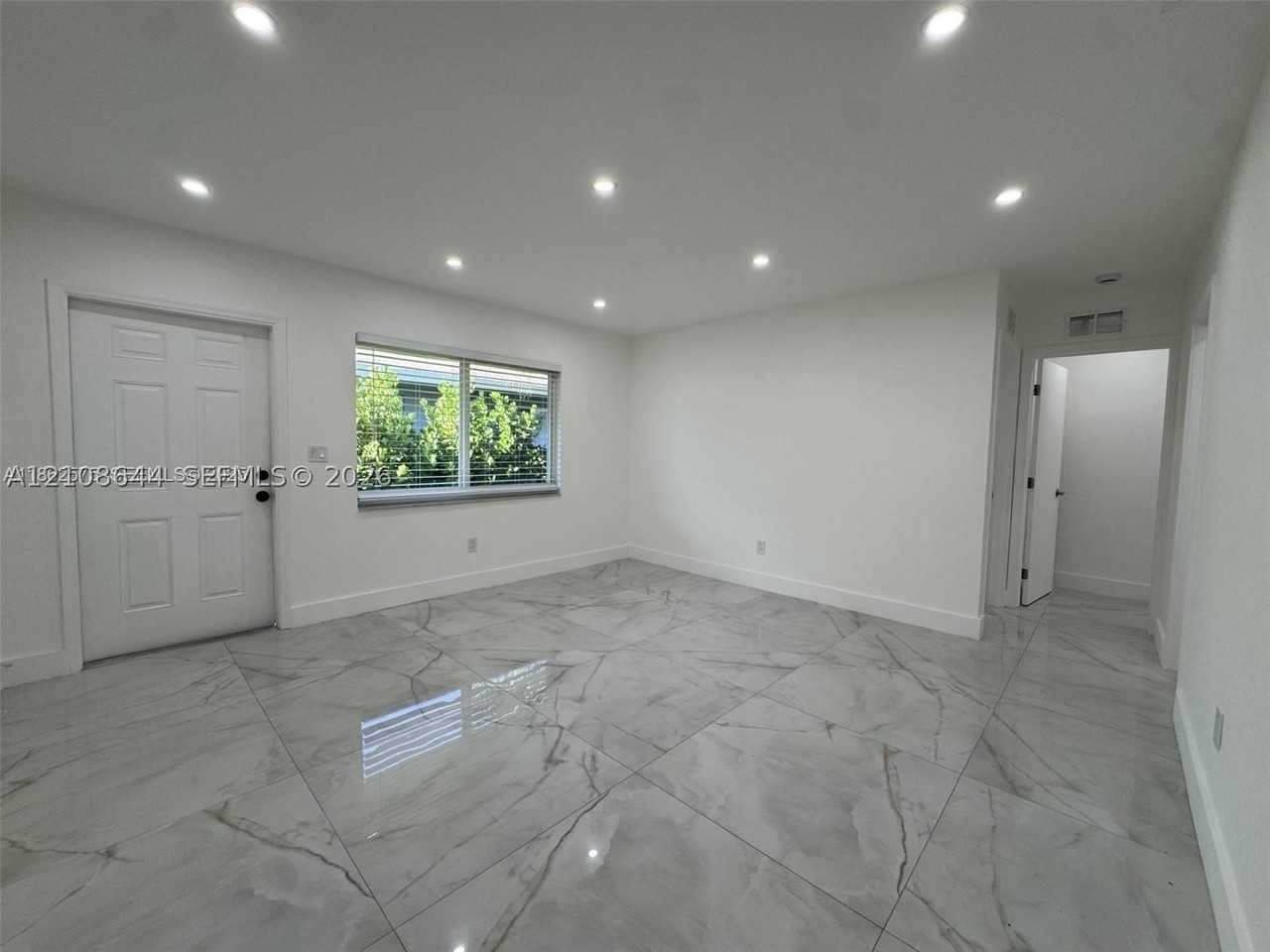 1431 N 14th Way #REAR - Photo 3 of 15