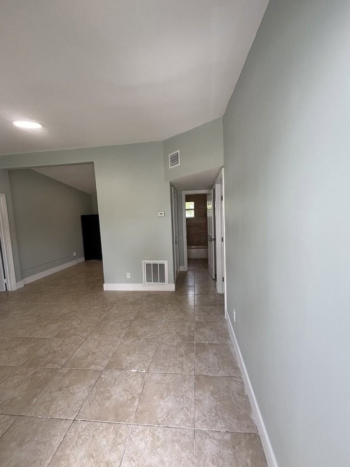 2911 Nw 11th St - Photo 2 of 8