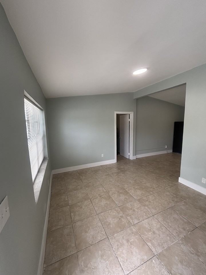 2911 Nw 11th St - Photo 3 of 8