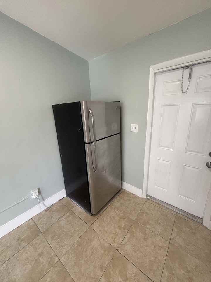 2911 Nw 11th St - Photo 6 of 8