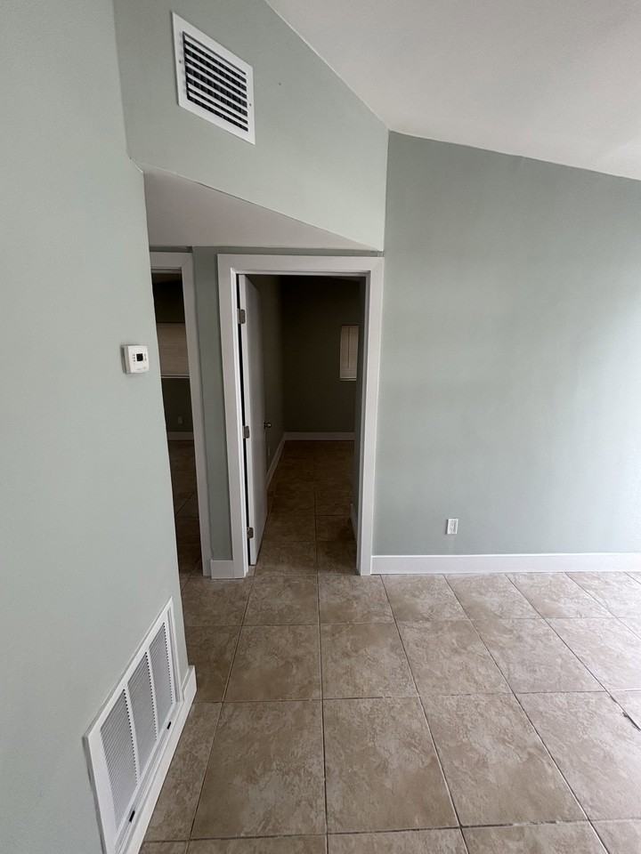 2911 Nw 11th St - Photo 7 of 8