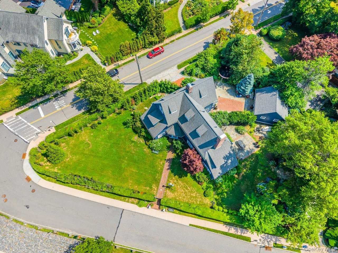 1120 Shore Rd - Photo 3 of 45
