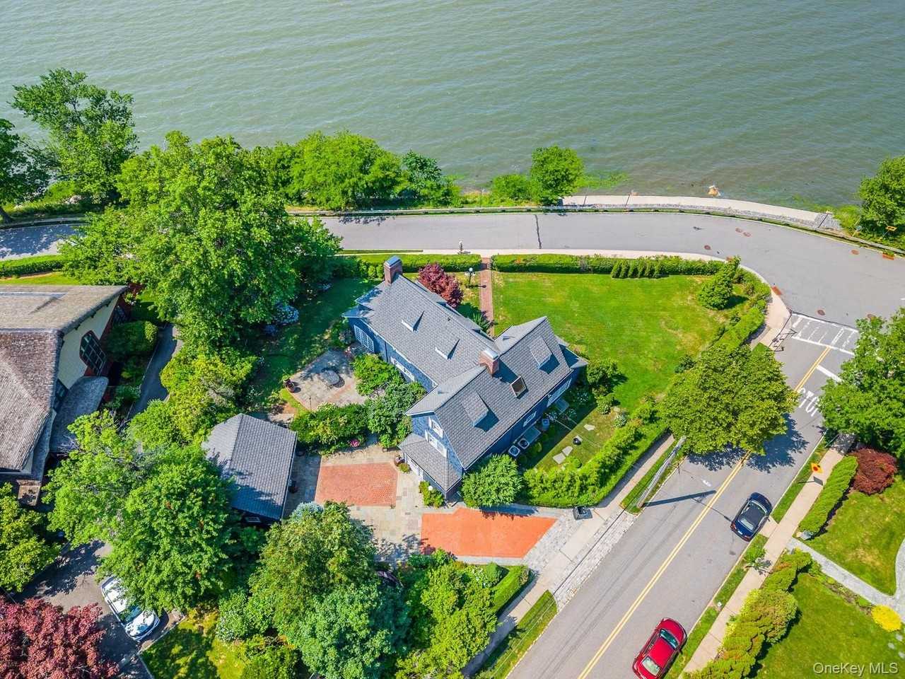 1120 Shore Rd - Photo 4 of 45