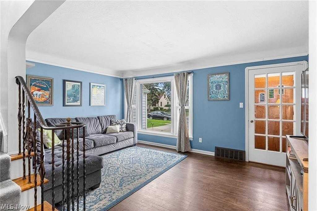 1331 Genesee Ave - Photo 3 of 23