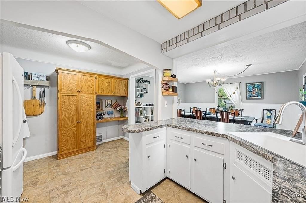 1331 Genesee Ave - Photo 4 of 23