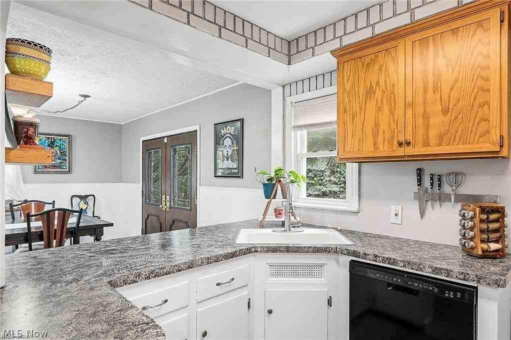 1331 Genesee Ave - Photo 5 of 23