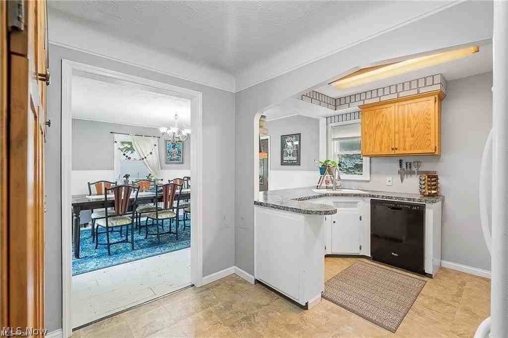 1331 Genesee Ave - Photo 6 of 23