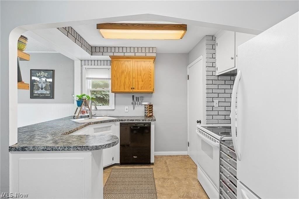 1331 Genesee Ave - Photo 7 of 23