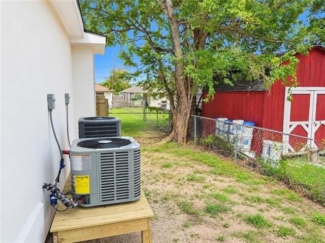 4541 Ligustrum St - Photo 2 of 16