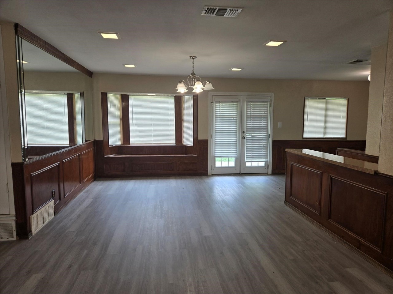 502 Moonlight Dr - Photo 2 of 7