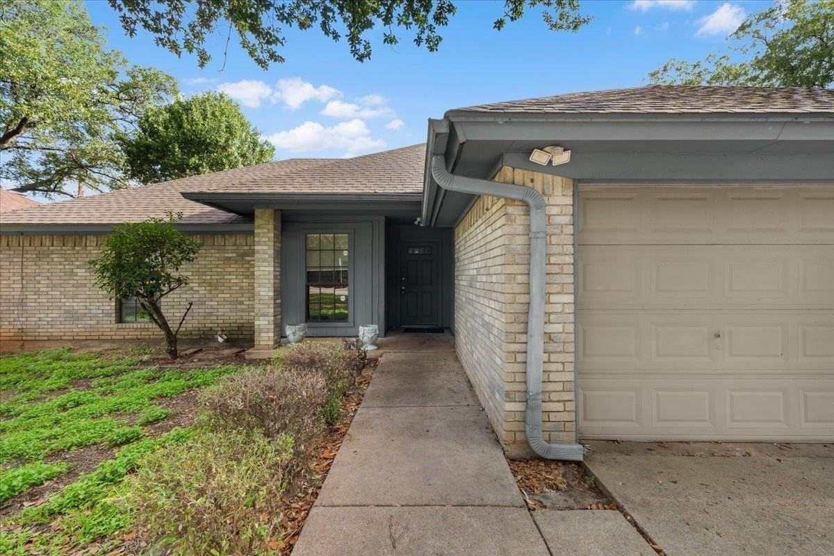 208 Pecan Dr - Photo 2 of 19