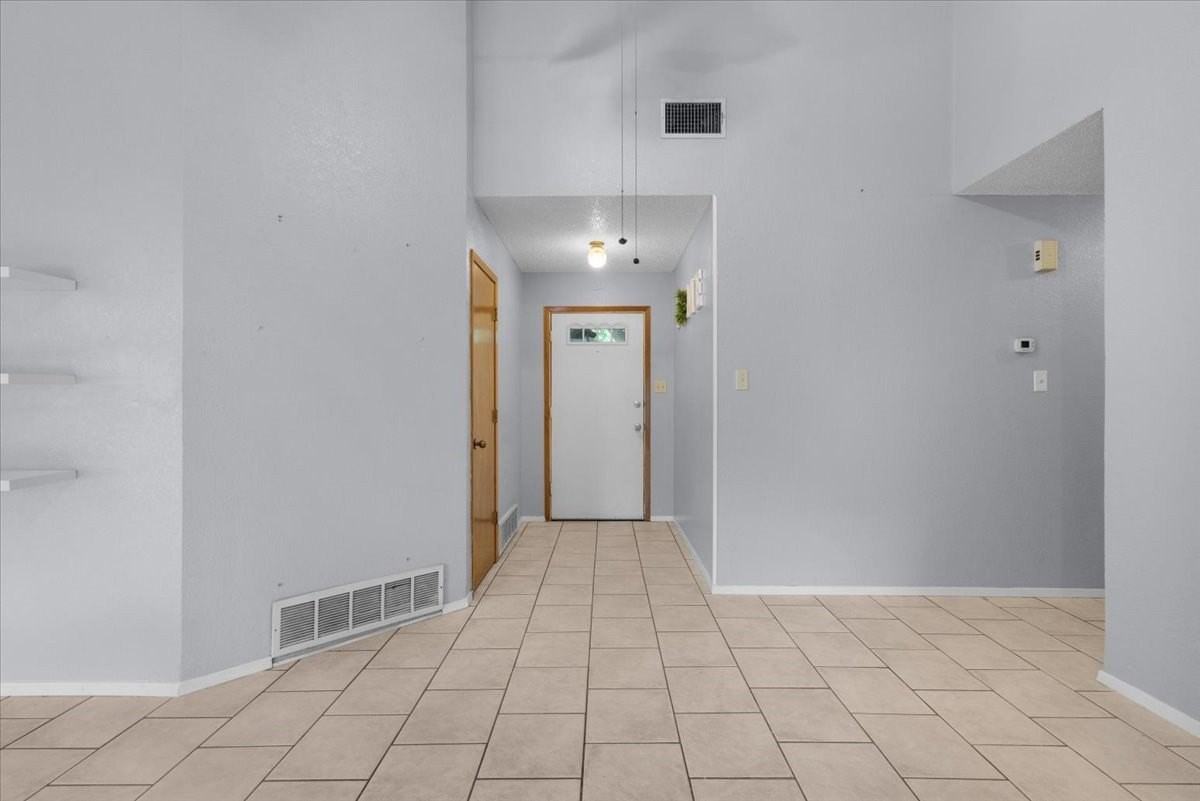 208 Pecan Dr - Photo 4 of 19