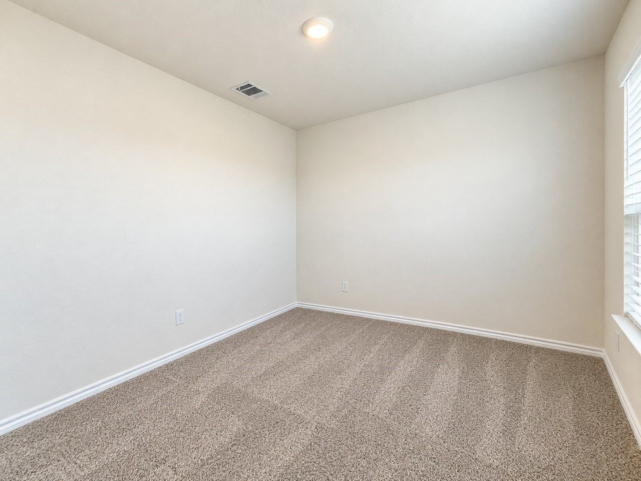 147 Mapleoak Dr - Photo 4 of 24