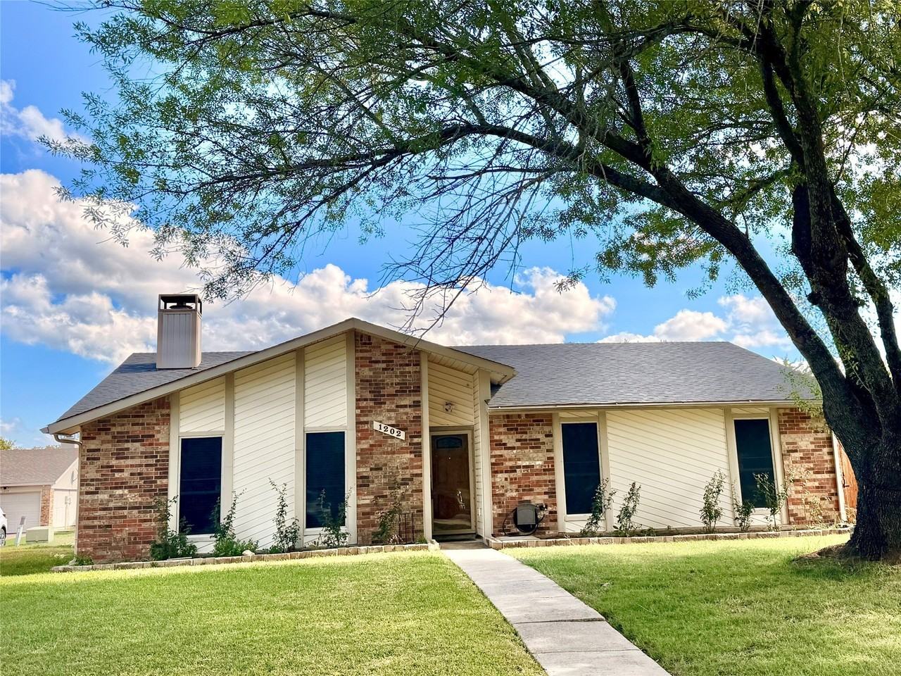 1202 Frio Ln - Photo 2 of 31