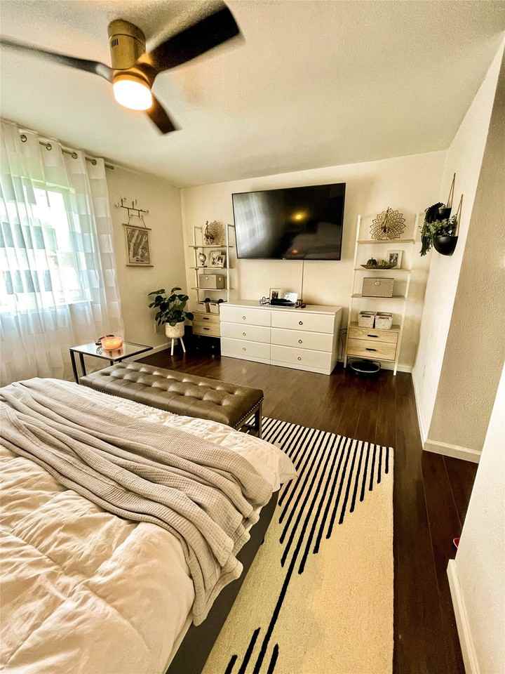 1202 Frio Ln - Photo 3 of 31