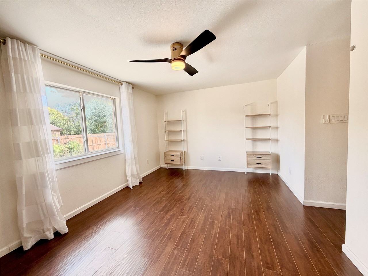 1202 Frio Ln - Photo 4 of 31