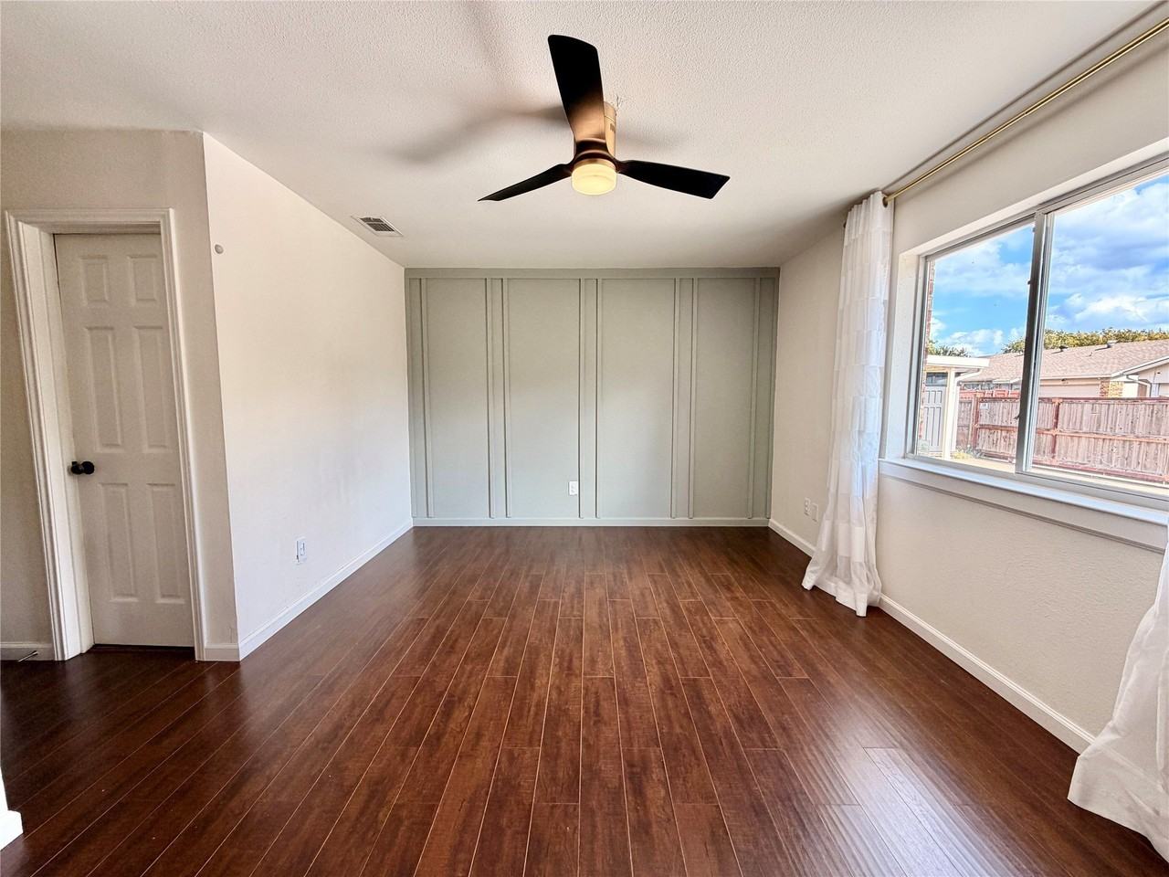 1202 Frio Ln - Photo 5 of 31