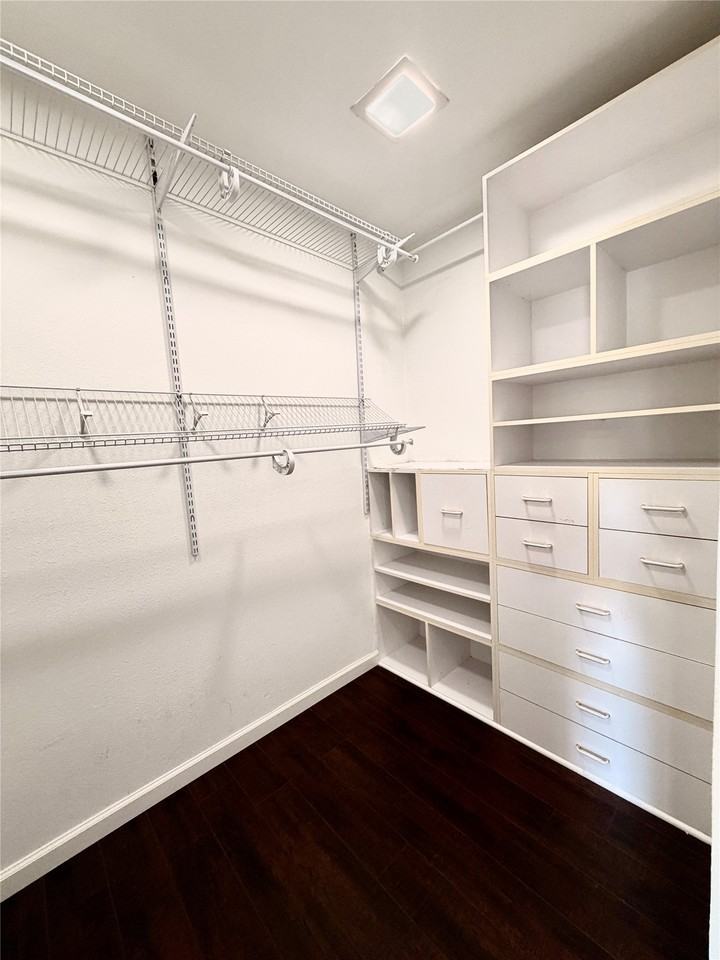 1202 Frio Ln - Photo 6 of 31