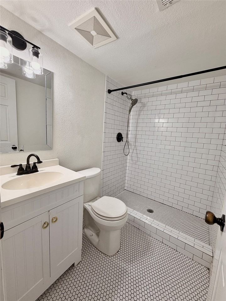 1202 Frio Ln - Photo 7 of 31