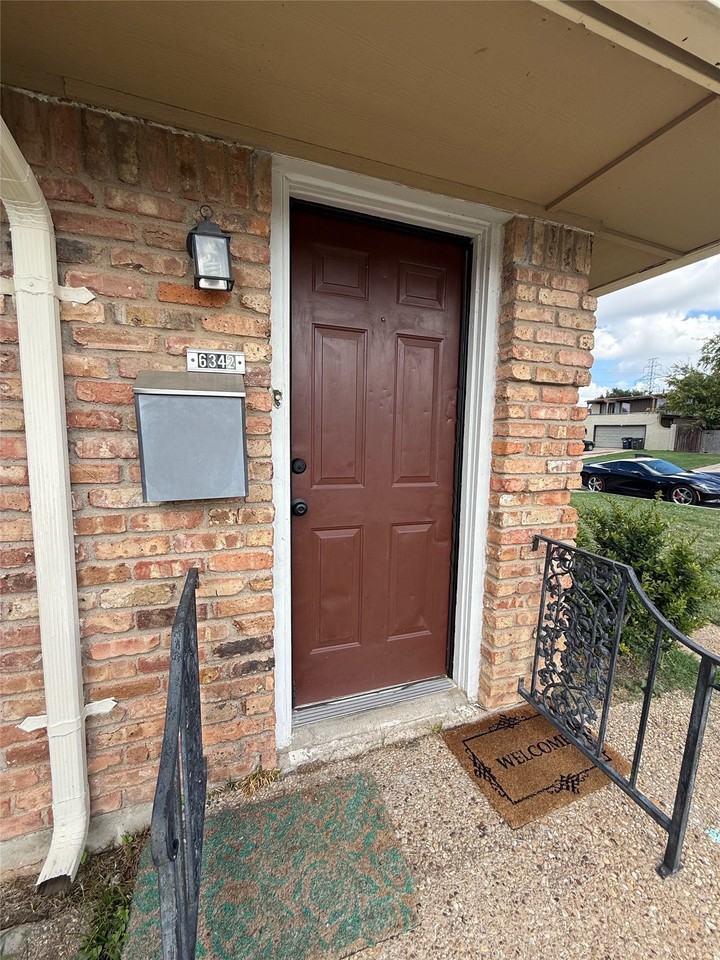 6342 Walraven Cir - Photo 2 of 7