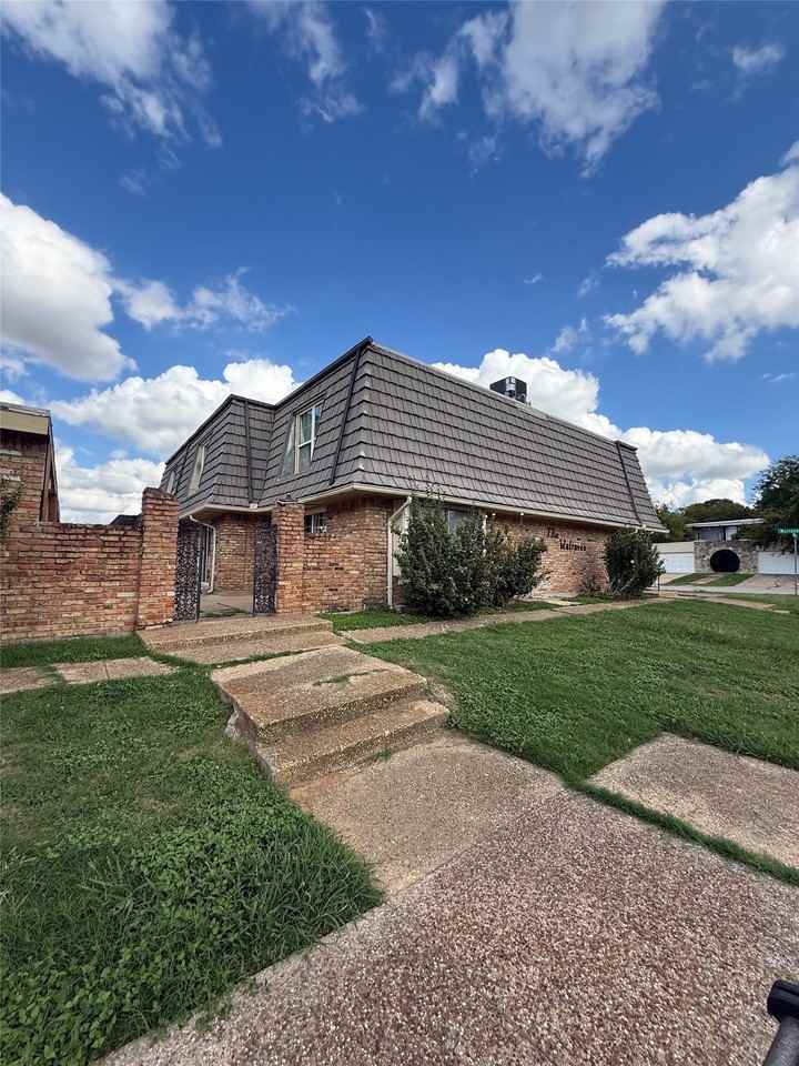 6342 Walraven Cir - Photo 3 of 7