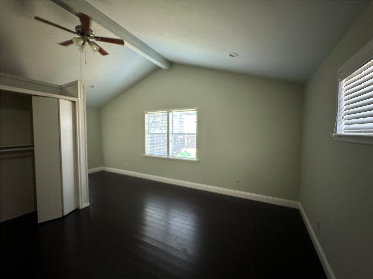 906 Hawthorne Dr - Photo 3 of 19