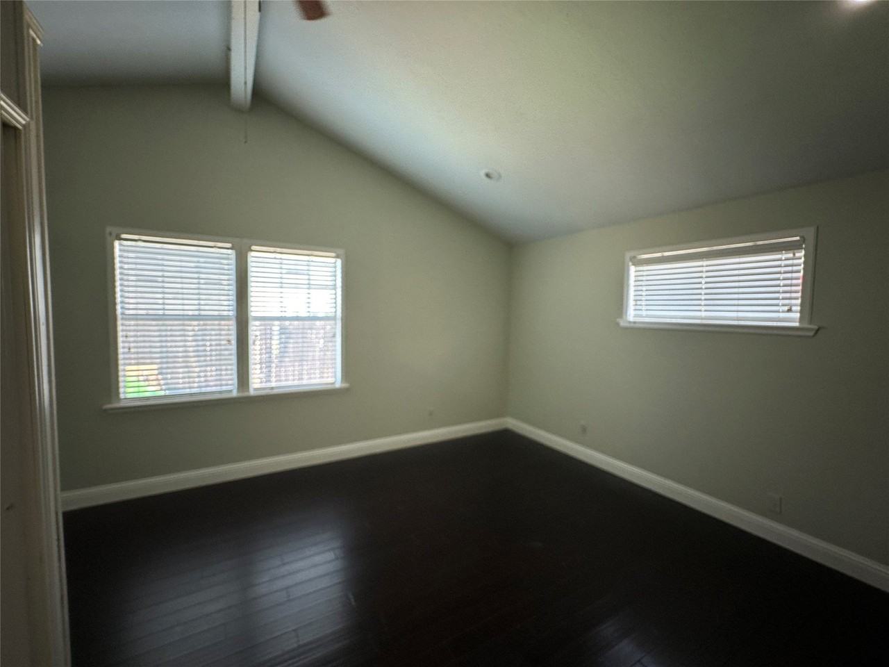 906 Hawthorne Dr - Photo 4 of 19