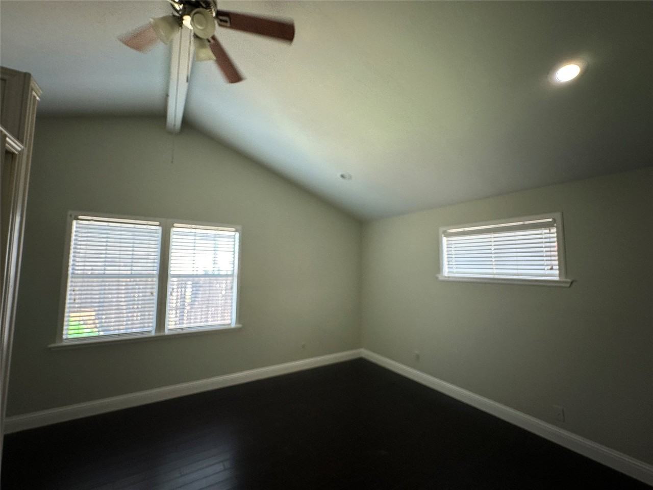 906 Hawthorne Dr - Photo 5 of 19