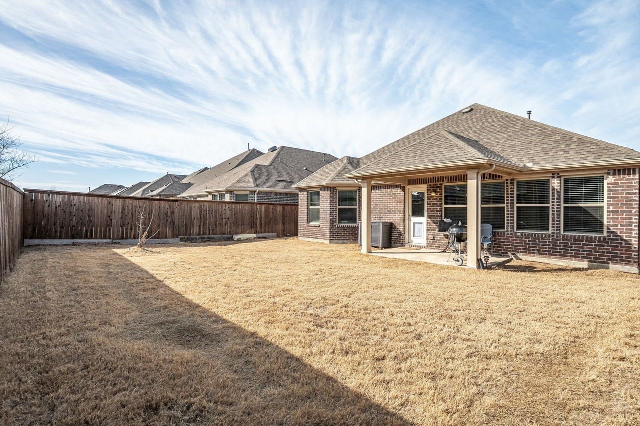 3220 Puffin Ln - Photo 4 of 31