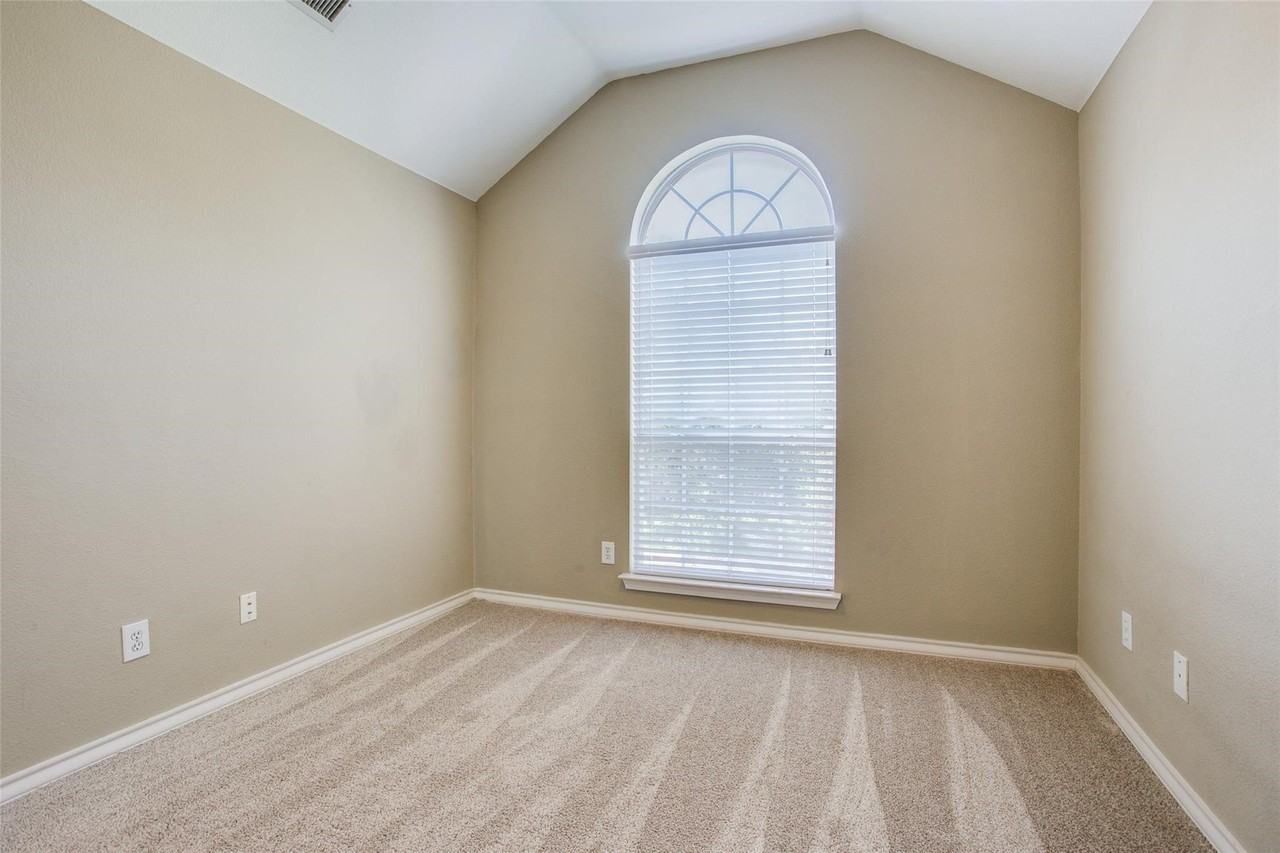 3021 Sawtooth Dr - Photo 5 of 19