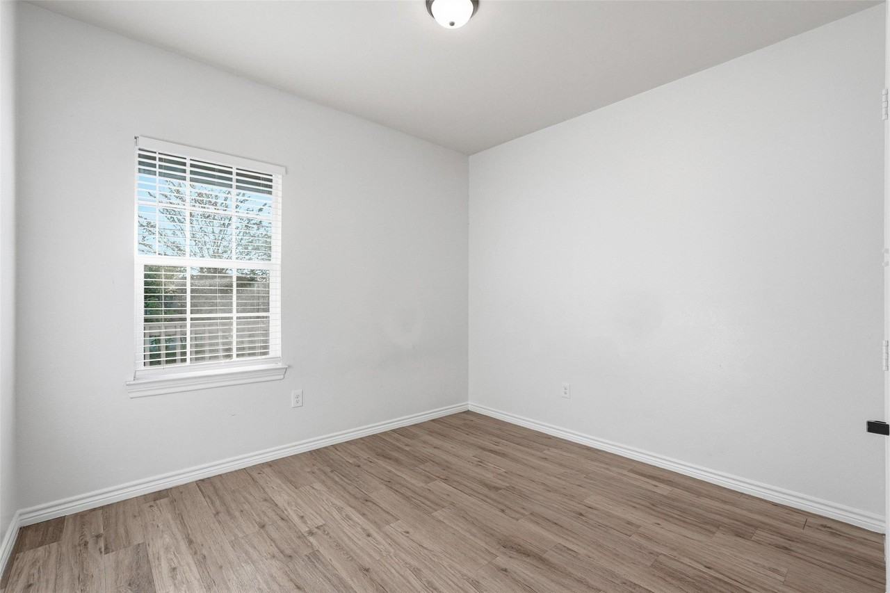 124 Chris Dr - Photo 5 of 32