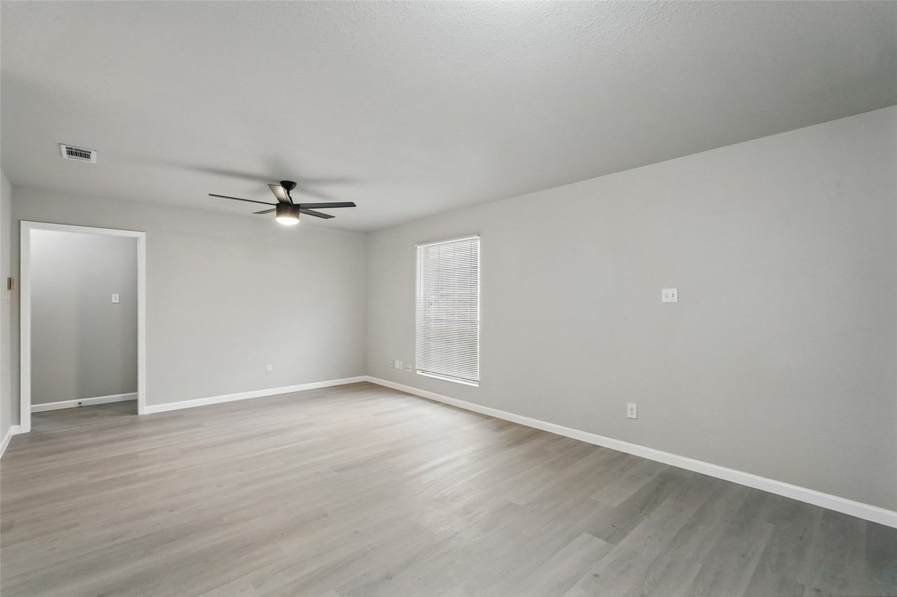 921 Potomac Dr - Photo 3 of 22