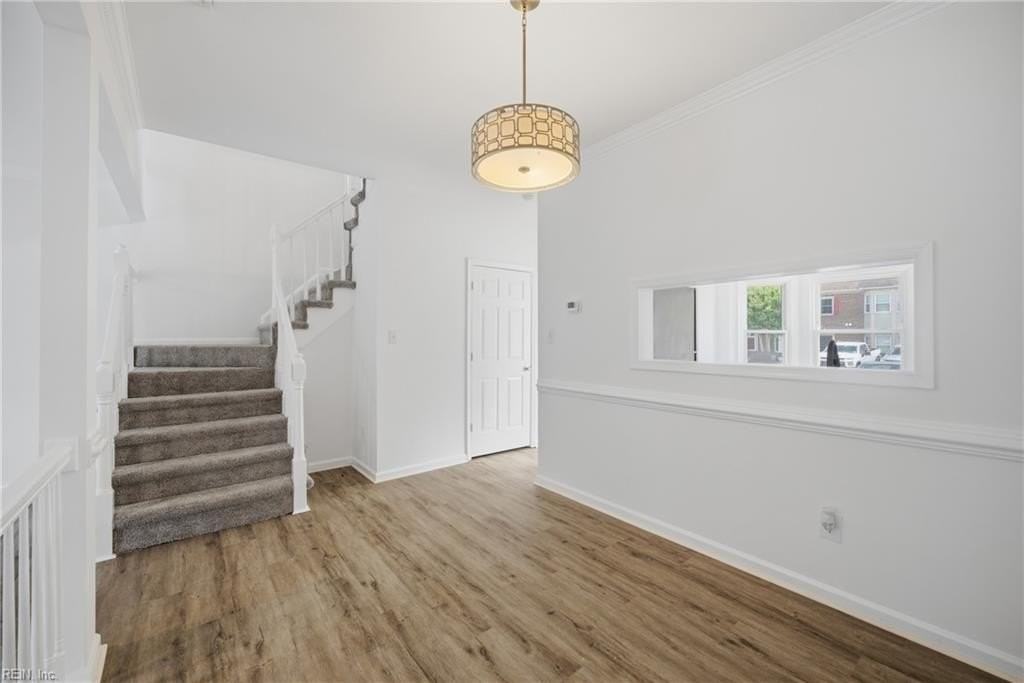 748 Creekside Cres - Photo 2 of 30
